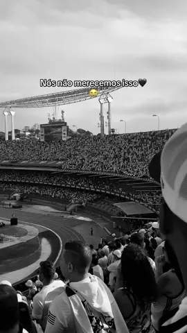 Um dia que vai ficar marcado na história,um dia em todos os torcedores alvinegros se encontram de luto ao futebol ridículo que nos foi entregue 🖤😭😭 #santos #morumbis #brasileirao 