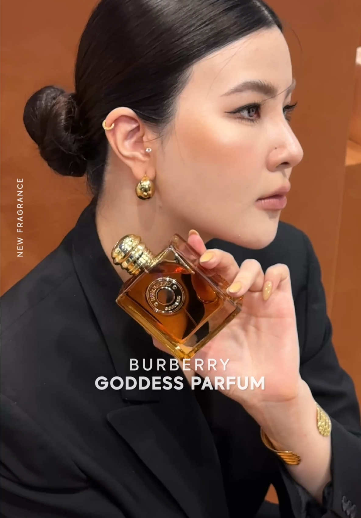 สาวกน้ำหอมกลิ่นวนิลาของ Burberry ต้องถูกใจสิ่งนี้ ✨ กลิ่นใหม่มาเสิร์ฟค่า Burberry Goddess Parfum กลิ่นนี้ยังคงความหอมหวานจากวนิลลาอยู่ แต่เค้ามีการ Add กลิ่น Raspberry, Lavender และกลิ่น Suede เพิ่มเข้าไปทำให้กลิ่นมีความเข้มข้น หอมหวานมากก แถมมีลิป  KISSES TEA COLLECTION สีสวยนัวมาแบบดีต่อใจ😍   #BURBERRYBEAUTY #BurberryGoddess #BURBERRYBEAUTYTH #CentralLadprao @central_ladprao 