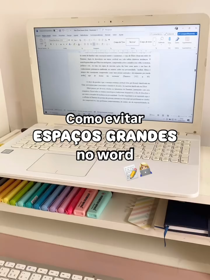📝 Por que aparecem esses espaços esquisitos no Word?  Sabe quando você copia um texto da internet, de um PDF ou de outro documento, e ele vem TODO estranhão, com uns espaços gigantes entre as palavras ou os parágrafos? 😩 Isso acontece porque o Word carrega formatações escondidas junto com o texto — e aí começa a bagunça: hifenização automática, estilos aleatórios, recuos invisíveis, etc.  Como resolver isso?  ➡️ Evite o Ctrl + V!  Use o atalho Ctrl + Shift + V pra colar sem formatação.  ➡️ Já colou? Dá pra limpar: Selecione o texto e clique em “Limpar formatação” na aba “Início”.  ➡️ Ainda tá bugado?  Desative a hifenização: vá em Layout > Hifenização > Nenhuma.  📚 Quer mais macetes que salvam o TCC? Então me segue aqui e ativa o sininho que vem muita dica prática por aí! 🚨✨  #tcccomthais #tmt #escrevertcc #dicadetcc #tccsuave #TCC #PesquisaCientífica #TCCSemSofrimento #DicasDeEstudo #universidade #faculdade #tccaprovado #tccdadepressao #monografia #pesquisa #graduação #universidadepublica #rotinadeestudos #dicasdetcc #formatacaotcc #dicasdetcc