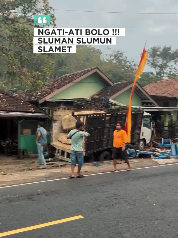 GUNUNGKIDUL, DIY || wartajawatengah.com – Terjadi peristiwa kecelakaan lalu lintas yang melibatkan Truk bermuatan batu tabrak pedagang pisamg molen, terjadi di Jalan Bedoyo–Baran, Padukuhan Kerdonmiri, Kalurahan Semugih, Kapanewon Rongkop, Senin (18/8/2025). Peristiwa kecelakaan lalulintas terjadi sekitar pukul 17.30 WIB. Insiden melibatkan truk Isuzu NMR 71T HD, mobil Kijang Inova G AT, dan seorang pedagang pisang molen. Korban pedagang molen Edi, pedagang pisang molen, mengalami luka parah usai tertabrak truk yang kehilangan kendali. Ia menderita patah tangan kanan, patah kaki kanan, wajah remuk, serta sobek di bagian pinggang. Meski dalam kondisi sadar, korban segera dirujuk ke RS Panti Rahayu, Karangmojo. Adapun pengemudi truk Isuzu bernopol AD-1348-HU adalah Heru Pamungkas (24), warga Wonogiri. Sementara pengemudi Inova bernopol B-1472-VUI diketahui bernama Supratman (39), warga Rongkop. Berdasarkan keterangan, kecelakaan bermula ketika mobil Inova keluar dari sisi apotek hendak memotong jalan menuju Wonosari. Dari arah berlawanan, truk pengangkut batu kapur dikarenakan bermuatan berat dan tak mampu menghindar sehingga tabrakan terjadi. Truk kemudian membanting setir ke kiri hingga menabrak pedagang pisang molen beserta pagar rumah warga. Kerugian materiil tercatat antara lain pagar rumah roboh, grobak dagangan hancur, kaca belakang mobil Honda Jazz milik warga pecah, dua sepeda motor rusak, serta kerusakan pada bagian depan truk dan Inova. Salah satu warga setempat menuturkan, kecelakaan tersebut membuat suasana panik.  “Tadi terdengar suara benturan keras, warga langsung berhamburan menolong. Kasihan pedagangnya tertabrak sampai grobok hancur,” ucapnya. Hingga berita ini diterbitkan, kasus peristiwa kecelakaan masih ditangani oleh aparat kepolisian untuk penyelidikan lebih lanjut. #gunungkidul #gunungkidul24jam #rongkop #gunungkidulupdate #fyp 