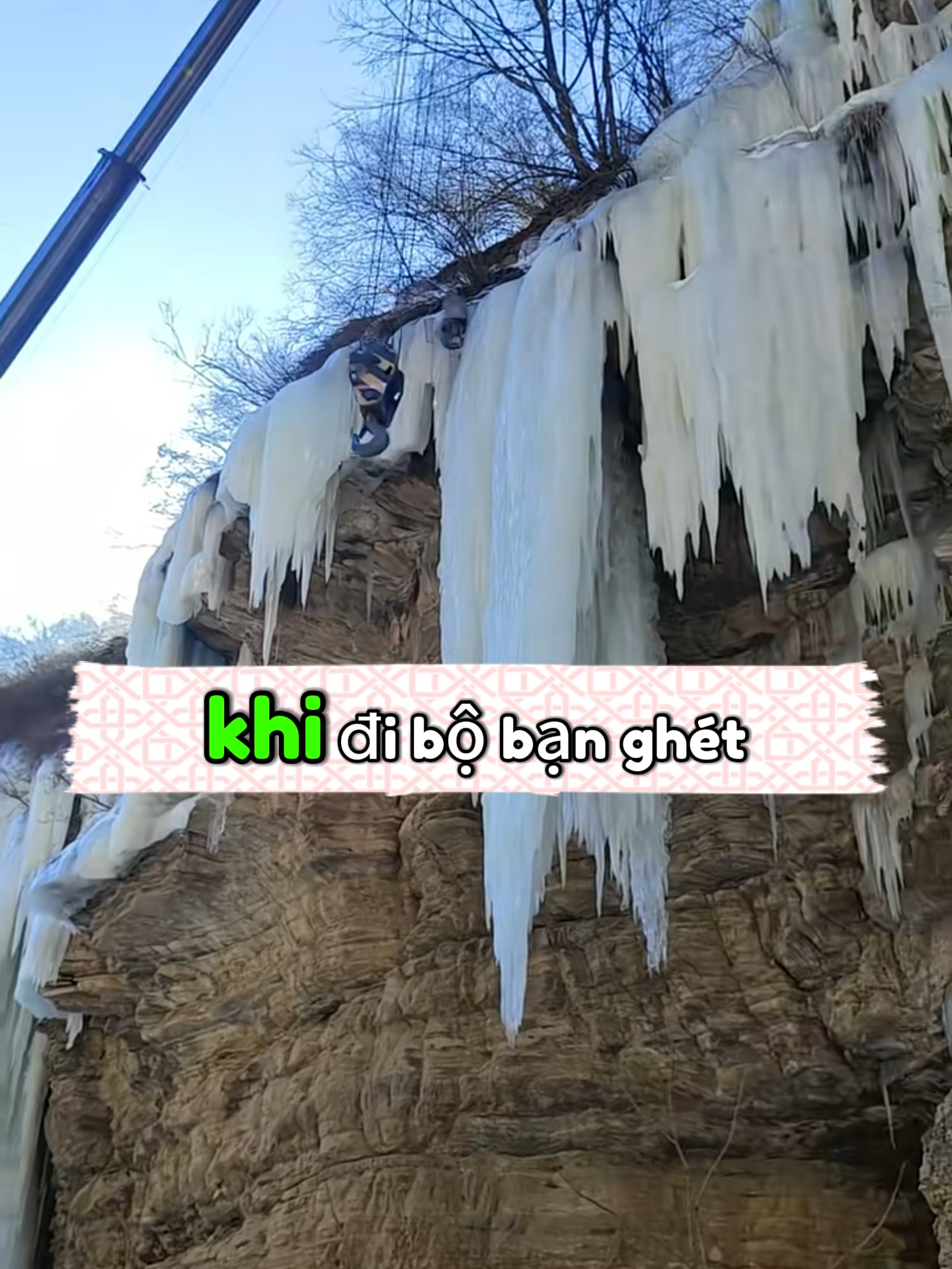 Chúng ta đổi vai thì đổi cả lời trách móc: đi bộ ghét xe, lái xe ghét người đi bộ… Nếu không soi lại bản thân, ta mãi thấy lỗi ở người khác. Trưởng thành là biết buông bỏ thị phi, chọn bạn tốt và đồng hành cùng người hiểu mình. #SuyNgẫmCuộcSống #TựNhìnLạiMình #TrưởngThành #NhânSinhQuan #BàiHọcĐắtGiá #CuộcSốngĐẹp #BìnhTĩnhĐốiDiện #ChọnBạnMàChơi #BớtThịPhi #SốngKhônNgoan