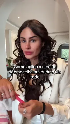 Como eu uso cera pra sobrancelha grudar o dia todo! Eu amo esse produto, e o melhor, vcs encontram por média de 30,00 tem noção? Já tem em várias lojas físicas, com certeza tem alguma perto de vc! Corre pra n ficar sem, pq aqui na minha loja do tiktok já esgotou 🔥🙅🏻‍♀️🙆🏻‍♀️  #cera #cerasobrancelhas #rubyrose #produtos #BeautyTok 