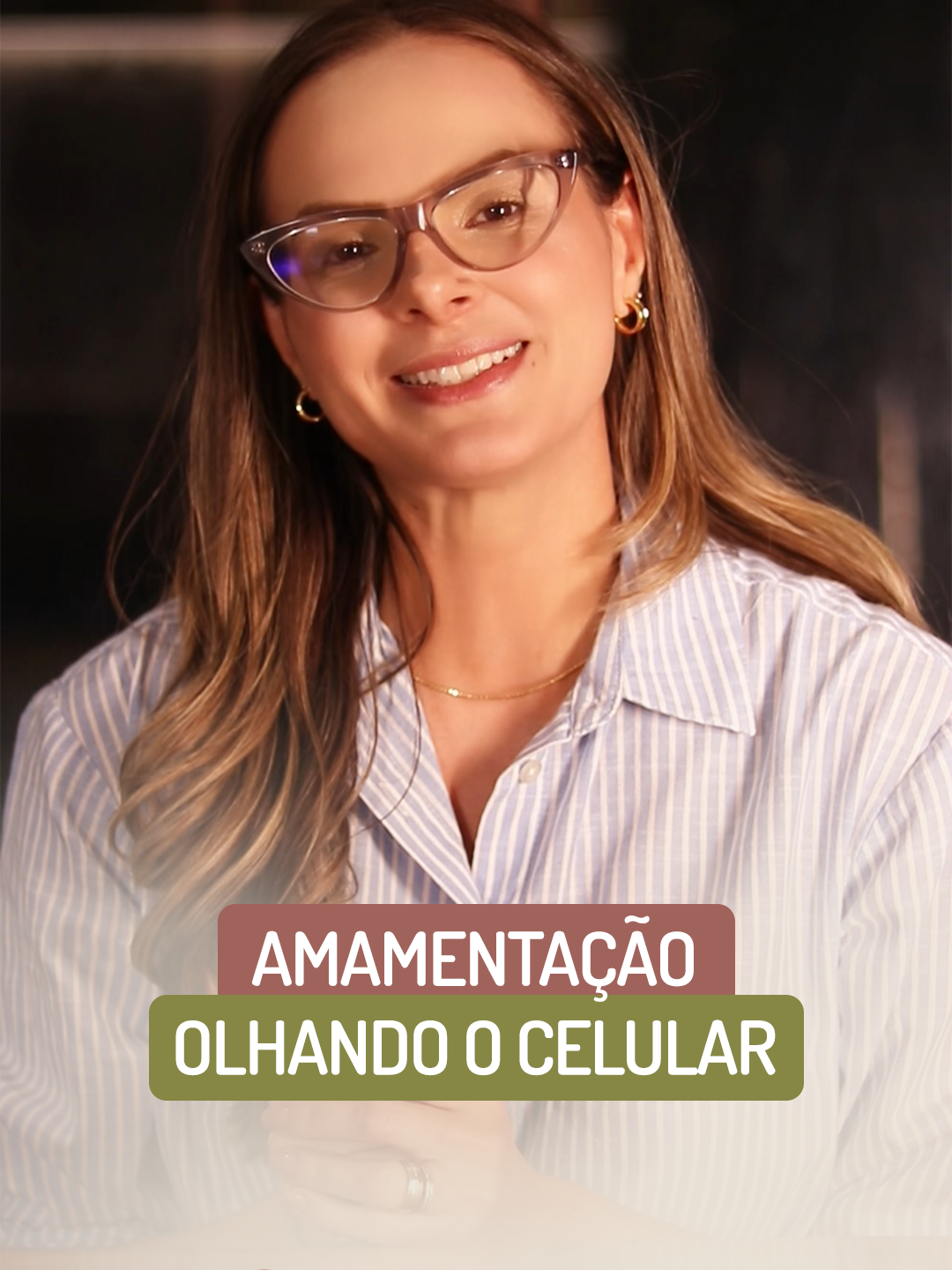 Amamentar é muito mais do que nutrir — é criar vínculo, presença e conexão. Mas quando o celular entra nessa hora, a luz azul da tela pode atrapalhar a liberação de hormônios essenciais, como a melatonina e a prolactina, que ajudam no sono, no relaxamento e na produção do leite. O resultado? Menos qualidade no momento da amamentação e até mais dificuldade para o bebê relaxar. Trocar a tela pelo olhar e pelo toque transforma esse instante em algo único e poderoso para mãe e filho. Se esse conteúdo te trouxe um alerta, compartilhe com outras mães. Muitas vezes, um pequeno ajuste no dia a dia faz toda a diferença para a saúde do bebê e para o vínculo entre vocês. 👉 Ficou com dúvidas sobre amamentação? Agende sua consulta comigo pelo link da bio. #Amamentação #SaúdeInfantil #PediatraEmPatosPB #PediatriaaIntegrativa #PediatraOnline