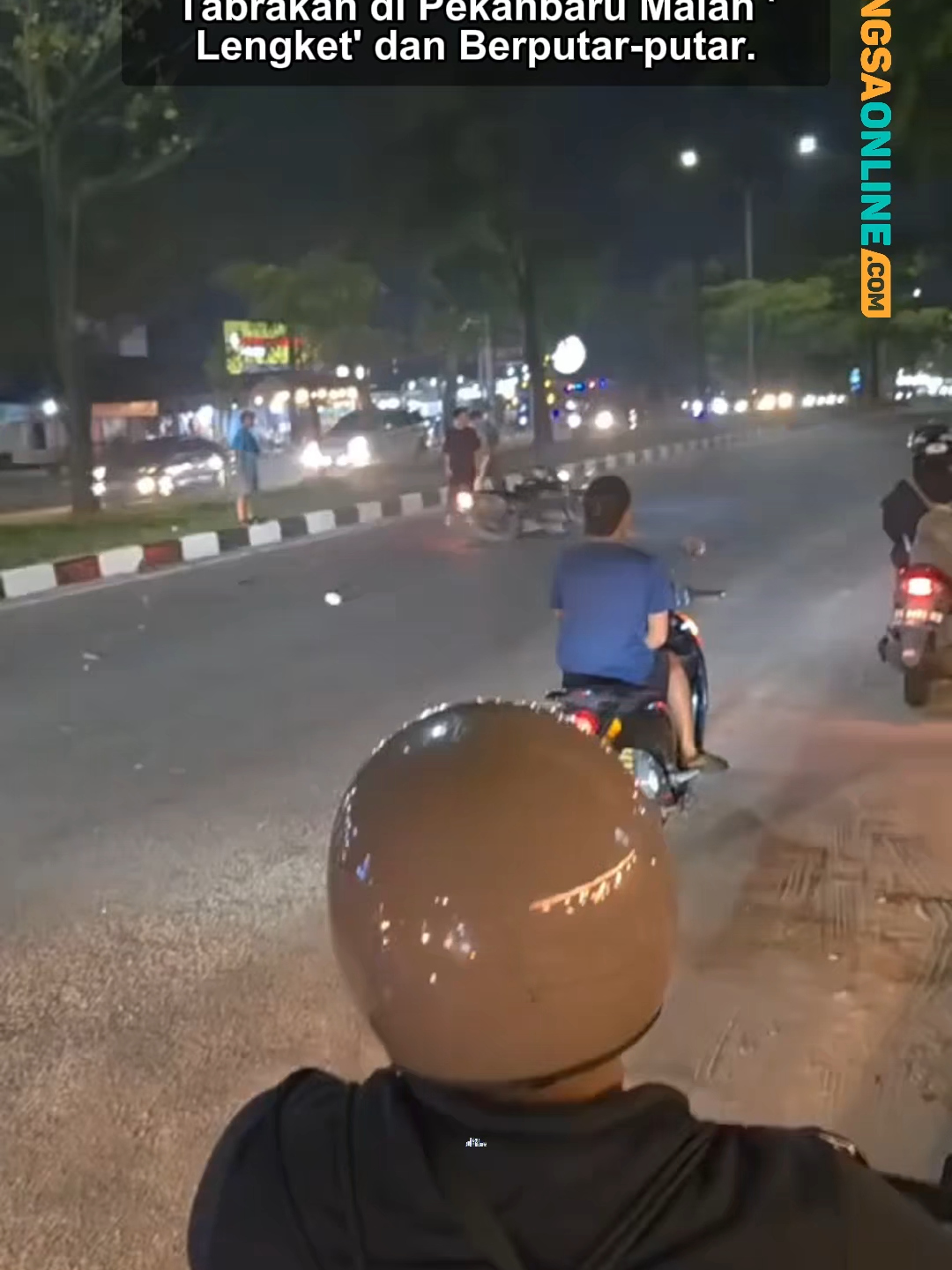 Sebuah pemandangan tak biasa terjadi usai tabrakan dua sepeda motor di Jalan Arifin Ahmad, Pekanbaru. Alih-alih terpental, kedua motor ini justru menyatu dan berputar bersama di tengah jalan. Momen ini terekam kamera warga dan viral, menunjukkan betapa anehnya sebuah kecelakaan bisa terjadi. Semoga para pengendara tidak mengalami luka serius. Selalu hati-hati di jalan! #tiktokberita #bangsaonline #harianbangsa