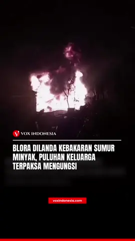 Kebakaran sumur minyak rakyat di Dukuh Gendono, Desa Gandu, Kecamatan Bogorejo, Kabupaten Blora, Jawa Tengah, masih belum padam hingga Senin pagi. Kobaran api masih melahap wilayah sekitar, memaksa 50 kepala keluarga untuk mengungsi. Selain warga, hewan ternak seperti sapi dan kambing juga diungsikan untuk menyelamatkan mereka dari bahaya kebakaran. Kebakaran ini terjadi sejak Minggu pukul 12.30 WIB, setelah sumur minyak milik warga mengalami blow out yang memicu semburan api. Semburan api yang terus membakar sumur minyak ini menimbulkan keresahan bagi warga sekitar dan menimbulkan kerugian yang signifikan. Upaya pemadaman api masih terus dilakukan untuk mengembalikan keamanan dan kenyamanan di wilayah tersebut. Sumber: Tiktok/ini_infoblora #VoxIndonesia #Viral #Trending