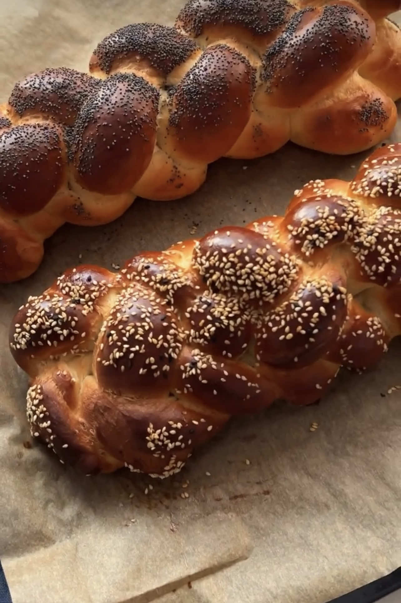 Хала 💛 Хала – это классический еврейский плетеный хлеб, её можно сформовать из самого разного количества жгутов или совсем не плести, её можно посыпать семенами или нет, выпекать в формах и на противнях. Хала хорошо храниться в связи с наличием в тесте значительного количества яиц и масла. Из зачерствевшей халы можно делать французские гренки. Ингредиенты: Мука 470-490 гр. Яйца СО-3 шт. Дрожжи свежие-18 гр. Вода 60 мл. Растительное масло 60 мл. (без запаха) Соль 8 гр. Мед 85 гр. или 70 гр. сахара Просеиваем муку. Делаем закваску: В теплую воду кладём дрожжи и перемешиваем, всыпаем 2 ст.л.муки (берём из общего кол-вы муки), перемешиваем венчиком, накрываем и оставляем на 15 минут! Тесто: 1. Яйца, соль, растительное масло, мёд перемешиваем до однородности. Выливаем закваску и перемешиваем снова. 2. Всыпаем муку двумя частями и замешиваем тесто, тесто будет липнуть, но в результате замешивания, оно станет гладким и не липнущим к рукам. 3. Накрываем тесто и оставляем на 2 часа в теплом месте. 4. Тесто обминаем слегка, делим на 2 равные части (используем весы) Получается примерно по 400 гр.каждая хала. Затем делим 1 часть на 4 (тоже используем весы). Каждую часть тонко раскатываем и заворачиваем рулетиком. И снова раскатываем, старайтесь чтобы косы были одинаковой длины. 5. Тесто очень гладкое и не липнет к рукам. Начинаем плести, можно косы слегка присыпать мукой, чтобы легче было плести. Плетем из 4 кос. 6. Кладём халы на противень, смазываем (1 яйцо и 1 ст.л.молока), посыпаем маком, кунжутом. Накрываем пакетом и оставляем на 2 часа на расстойку. Халы увеличатся в обьеме. 7. Отправляем в заранее разогретую до 180 духовку на 25-30 минут до румяного цвета. (ориентируйтесь на свою духовку. #выпечка #хала #рецепт #хлеб #булочка 