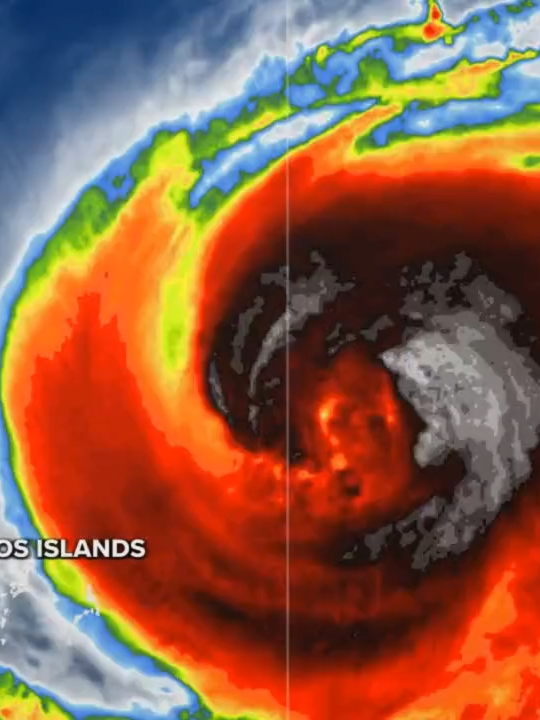 🌀EVIL ERIN: Dramatic video reveals the incredible size of Hurricane Erin as the monster storm spins across the Atlantic near the Bahamas and Turks and Caicos Islands on Aug. 18. Hurricane Erin restrengthened overnight and became a dangerous Category 4 hurricane. #foxweather #hurricaneerin #hurricane #erin #tropics #bahamas #grandturk #turksandcaicos #2025hurricaneseason #atlantic #ocean #us #eastcoast