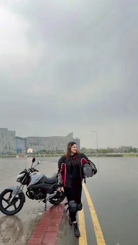 insta : Humera Biker  #barish #trendingvideo #viralvideo #lahoreweather #humerabiker 