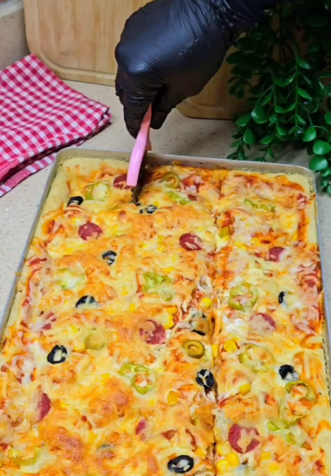بدون عجن ولا فرن وبي 10دقايق  🥰👌بيتزا العجينة السائلة#مطبخ_مروة_الحربي #بيتزا🍕 #بيتزا_سريعه 