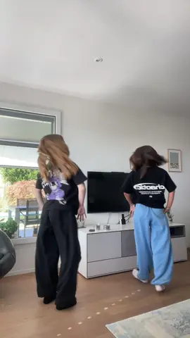 She’s crazy 😝 #dancer #dancechallenge #dancetrend #viral #duo 