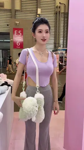 Looking back and smiling, she is full of charm, and the six loyal beauties are pale in comparison #harem beauties #temperament is so well grasped #car model sister 