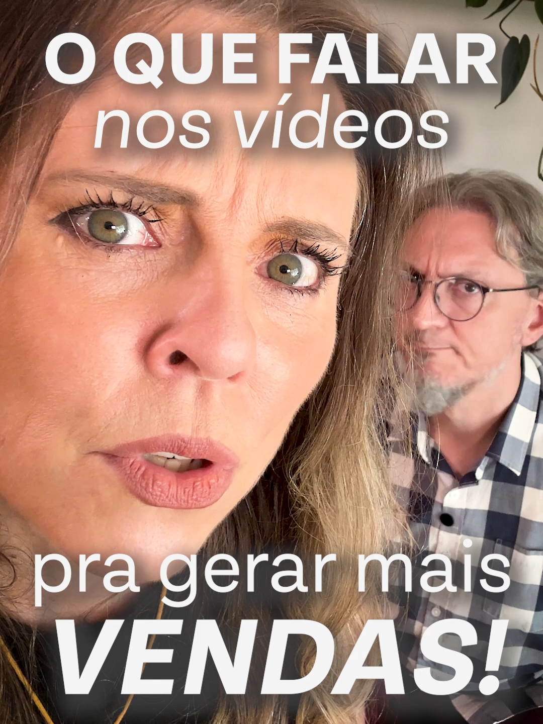 Tem muita gente quebrando a cabeça pra fazer vídeos mais dinâmicos, colocar legenda animada, transição estilosa… Mas me diz: isso, por si só, faz vender mais? 🤔 Não! Porque vídeo bonito sem estratégia é só… um vídeo bonito. O que realmente faz um vídeo vender? A mensagem certa, dita do jeito certo, pra pessoa certa. Isso significa que antes de se preocupar com efeitos visuais, você precisa definir a sua premissa forte: 💡 Por que o seu produto existe? 💡 Que transformação ele gera na vida das pessoas? 💡 Por que alguém deveria escolher você e não seu concorrente? Se o seu vídeo não responder a essas perguntas, ele pode até ser lindo… mas vai passar batido. E aí, deu pra entender como fazer seus vídeos funcionarem muito mais e a[i sim resultarem em negócios?  #boravirardragao . . #storytelling #marketingdeconteudo #vocedebemcomacamera  #videoestrategico #conteudocriativo #videoquevende