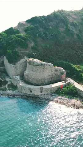 Një nga sekretet më të bukura të Adriatikut: Kepi i Redonit🌊 📍A e keni vizituar? #kepiredonit #albania #visitalbania #travelalbania #discoveralbania #explorebalkans  #balkantravel #hiddenparadise #summervibe #naturelovers #adriaticcoast #beachlife #traveldestinations #seaview #albanianriviera 