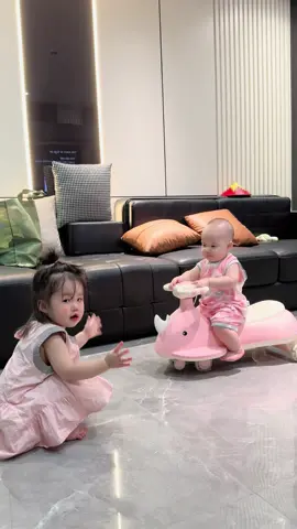 Chị 2 tuổi , em 7 tháng. 20 năm nữa nói có 2 mấy năm kinh nghiệm trông em k ai tin 😝  Bảo Hân - Tùng Anh 🥰  #xuhuong #chichiemem #viral #ilovetiktok #fyp 