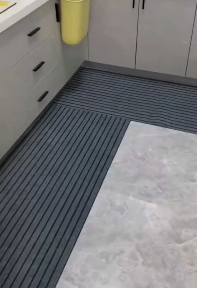 ✨PVC Kitchen Floor Mat ✨ Anti-slip 🚫 | Waterproof 💧 | Oil-proof 🍳 Perfect for kitchen & doorway 🏠 Easy to clean ✔️ #MalaysiaHome #KitchenMustHave #AntiSlipMat #HomeEssentialsMY #ViralFinds