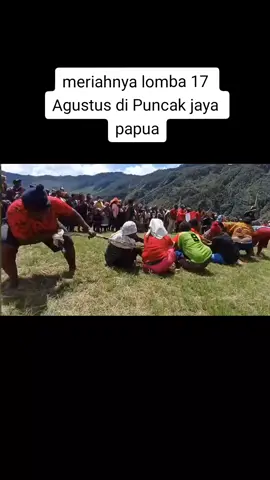 🎉✨ Keceriaan masyarakat Papua dalam memeriahkan HUT Kemerdekaan RI ke-80 Dari pesisir pantai hingga pegunungan, dari anak-anak kecil hingga orang tua, semua larut dalam suasana penuh sukacita dan semangat kebangsaan. 🇮🇩🔥 Perlombaan khas 17 Agustus seperti panjat pinang, tarik tambang, balap karung, hingga lomba lari, menjadi ajang kebersamaan yang tidak hanya menghibur, tetapi juga mempererat persaudaraan di antara masyarakat Papua. Sorak sorai penonton, tawa riang anak-anak, hingga semangat para peserta yang berjuang meraih kemenangan, menghadirkan suasana meriah yang sulit dilupakan. 😄👏🌈 Pemerintah hadir memastikan bahwa setiap perlombaan dapat berjalan lancar, tertib, dan aman. Dengan dukungan penuh dari aparat keamanan, masyarakat dapat mengikuti kegiatan dengan rasa nyaman dan damai. 🛡️ Kehadiran fasilitas, sarana pendukung, dan perhatian dari pemerintah semakin mempertegas bahwa Papua merupakan bagian penting dari NKRI yang selalu dirangkul dan diperhatikan. 💖 Tak hanya sekadar perlombaan, kegiatan ini juga menjadi momentum untuk memperkokoh semangat persatuan, gotong royong, dan cinta tanah air di kalangan generasi muda Papua. 🌟 Semangat kemerdekaan yang terus berkobar di tanah Papua menunjukkan bahwa rakyat Papua berdiri sejajar dengan seluruh bangsa Indonesia, siap menyongsong masa depan yang lebih cerah. 🌍✨ Dengan wajah-wajah ceria yang penuh optimisme, masyarakat Papua membuktikan bahwa kemerdekaan bukan hanya sekadar simbol, melainkan energi kolektif untuk terus membangun, berdaya, dan berkontribusi demi tercapainya cita-cita Indonesia Emas 2045. 🚀🇮🇩🔥 Kemeriahan perlombaan ini menjadi bukti nyata bahwa Papua bukan hanya kaya akan alam dan budaya, tetapi juga kaya akan semangat kebersamaan, sportivitas, dan persaudaraan. 🌺🌿 Dengan bendera merah putih yang berkibar gagah di langit Papua, masyarakat bersama pemerintah bergandengan tangan memastikan bahwa kemerdekaan dirayakan dengan penuh makna, keceriaan, dan harapan. ❤️🤝🇮🇩 #PapuaIndonesia #TongBaronda #DirgahayuRI #SemangatKemerdekaan