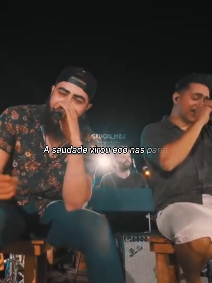 Metade da estrada é uma música sobre ser deixada no meio do caminho. É sobre olhar pro vazio do quarto e perceber que quem prometeu ficar simplesmente foi. Levou tudo, menos a dor. A saudade virou eco nas paredes e o chão virou abrigo pra um coração em pedaços. Mas também é sobre reconhecer que o fundo do poço tem limite, que o sofrimento tem hora marcada pra acabar e que a gente pode sim chorar o resto do dia. Mas no dia seguinte, a gente levanta. É sobre transformar dor em força, passar álcool nas feridas, trocar os móveis da alma e redecorar a vida. Porque nem toda dor é constante, nem toda foto merece moldura. E nem todo pra sempre vale o espaço que ocupa. No fim, quem some ensina. E quem fica floresce. @Henrique e Juliano @Lari Ferreira #henriqueejuliano #metadedaestrada #hej #amordefa #sertanejo  #sertanejouniversitario #tipografiasmusicas 