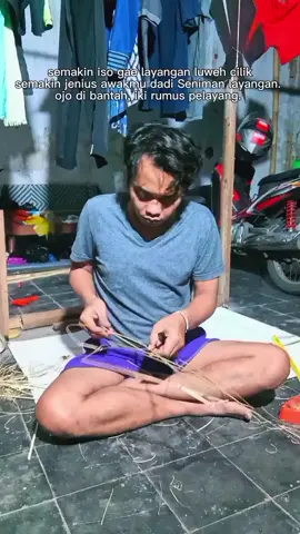 iso gae cilik mesti iso gae gedi.  gae gedi urong mesti iso gae cilik.  syarate iso mumbul wo.  #layanganramraman #layangangapangan #pelayangtrenggalek #pelayangtulungagung 
