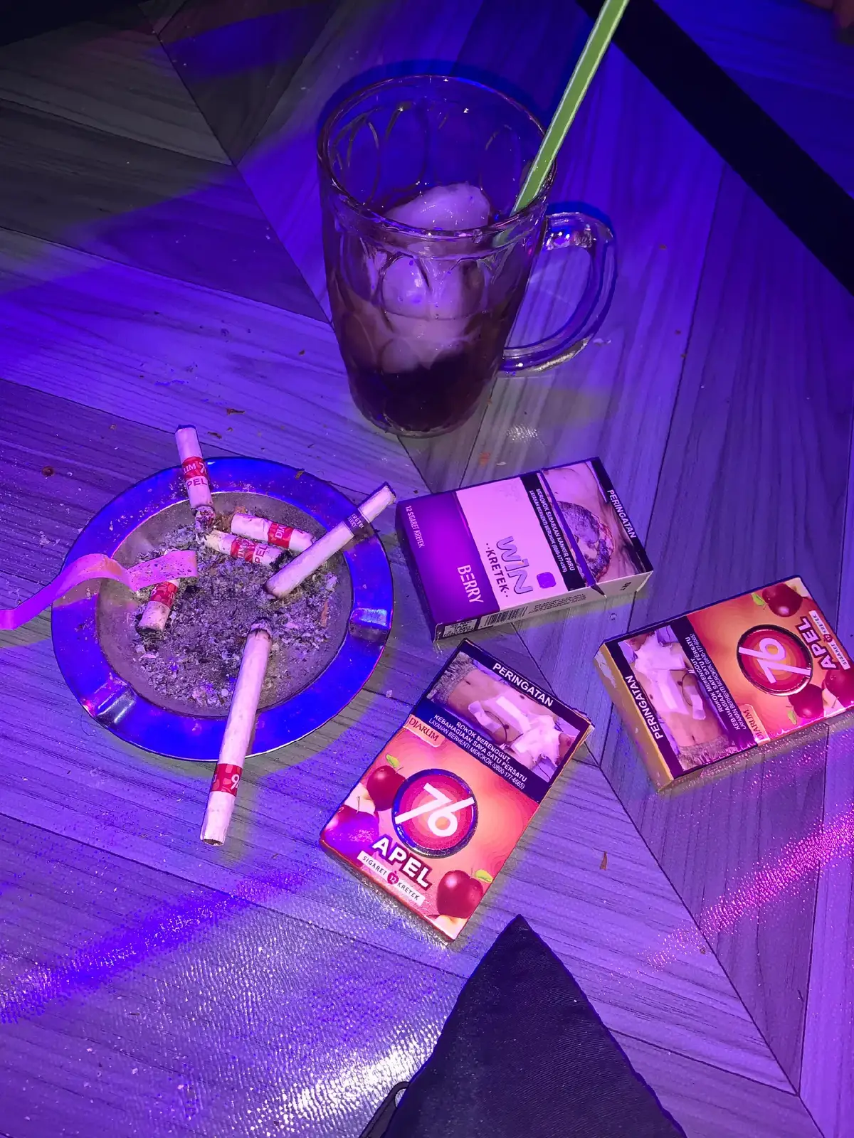 Berikut resep membuat martabak yang lezat: Bahan Martabak_ Untuk kulit martabak: 1. 2 cangkir tepung terigu 2.1/2 cangkir tepung tapioka 3.1/2 sendok teh garam 4.1/4 sendok teh baking powder 5. 1/4 sendok teh baking soda 6.1 butir telur 7.1 cangkir air 8. Minyak goreng untuk olesan Untuk isian martabak: 1. 250 gram daging sapi atau ayam cincang 2.1/2 cangkir daun bawang iris 3.1/2 cangkir bawang merah cincang 4. 2 siung bawang putih cincang 5.1 sendok teh garam 6.1/2 sendok teh merica 7.1/4 sendok teh penyedap rasa (opsional) Bahan Tambahan_ 1. Telur ayam untuk olesan 2. Minyak goreng untuk menggoreng Cara Membuat 1._Buat kulit martabak: Campur tepung terigu, tepung tapioka, garam, baking powder, dan baking soda. Tambahkan telur dan air, aduk hingga rata. Istirahatkan adonan selama 30 menit. 2._Buat isian martabak_: Campur daging sapi atau ayam cincang, daun bawang, bawang merah, bawang putih, garam, merica, dan penyedap rasa. Aduk hingga rata. 3._Pipihkan adonan kulit: Pipihkan adonan kulitmartabak tipis-tipis. 4. Tambahkan isian: Letakkan isian martabak di tengah adonan kulit, lipat adonan menjadi bentuk segi empat atau segi tiga. 5. Goreng martabak: Goreng martabak dalam minyak panas hingga berwarna keemasan. 6._Sajikan: Sajikan martabak hangat dengan saus atau kecap manis. Tips 1. Pastikan adonan kulit martabak tidak terlalu tebal atau tipis. 2. Jangan menggoreng martabak terlalu lama, agar tidak terlalu berminyak. 3. Anda dapat menambahkan isian lain seperti keju atau sayuran. Selamat mencoba!