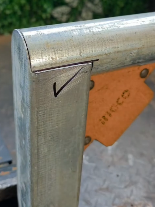 perfect 90° angle joining trick #tipsandtricks #cuttingskills #fabrication #metalwork #perfectweld 
