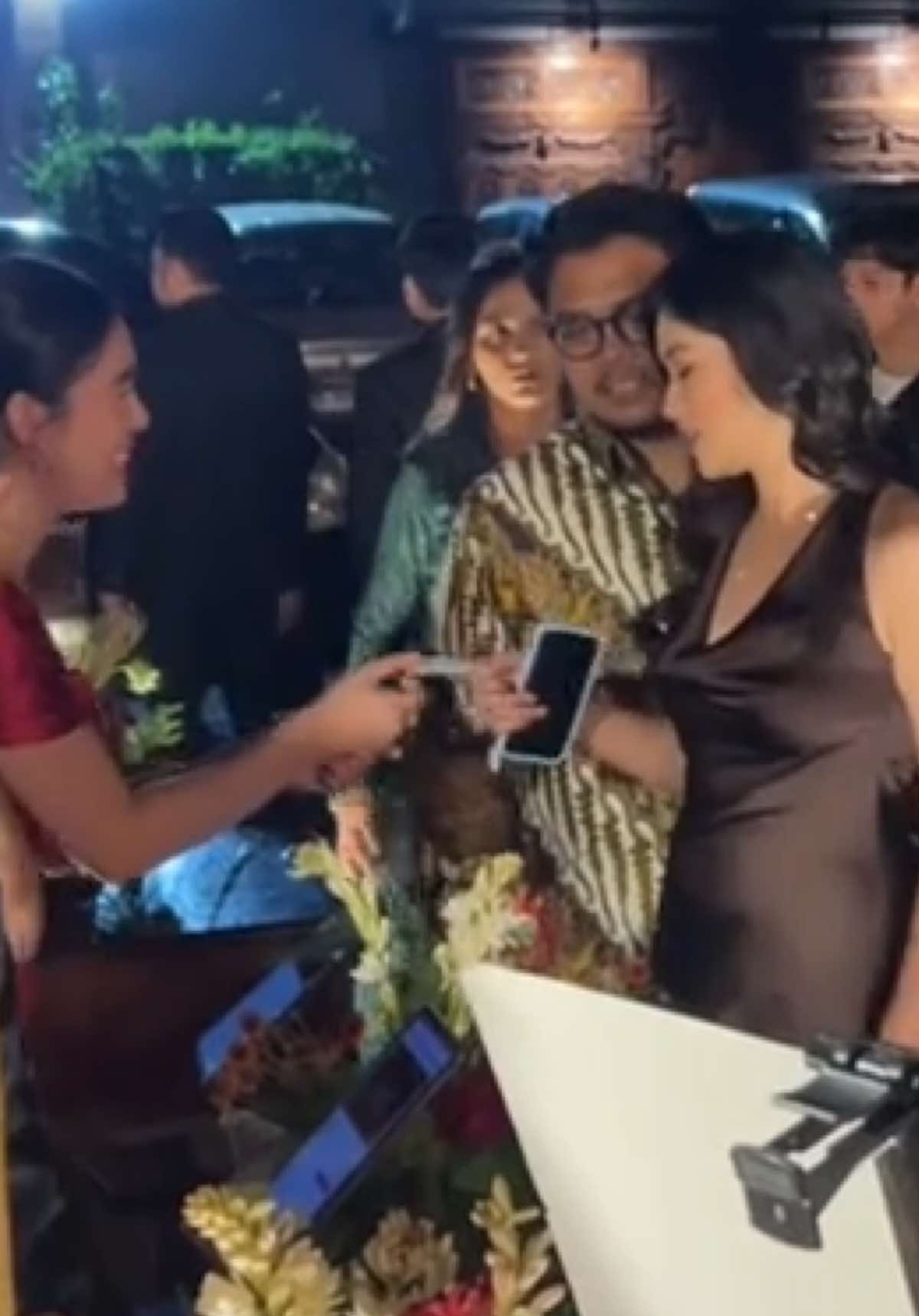 Ochi Rosdiana for Royano & Rachquel’s wedding 17082025❤️ #angpaogirl  #penerimatamu  #jasausherwedding  #jasapenerimatamu #pagarayu  #usherwedding  #weddingushers #weddingvendor  #weddingday #rachquelnesia #royano #ftv #ftvdrama #ftvsctv #royanokevin #rizkynazar #nadyashakira #cutsyifa #ochirosdiana #benjoshua #myheart #bidadarisurgamu #bidadarisurgamusctv #jodohyangtertukar #jkt48 #jkt48member #ochirosdiana #ochi 