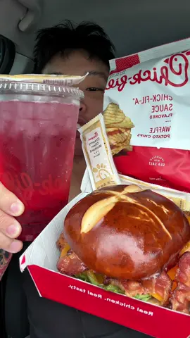 New chick fil a fall menu items #chickfila #sandwich #eatingshow #mukbangeatingshow #fypシ゚viral 
