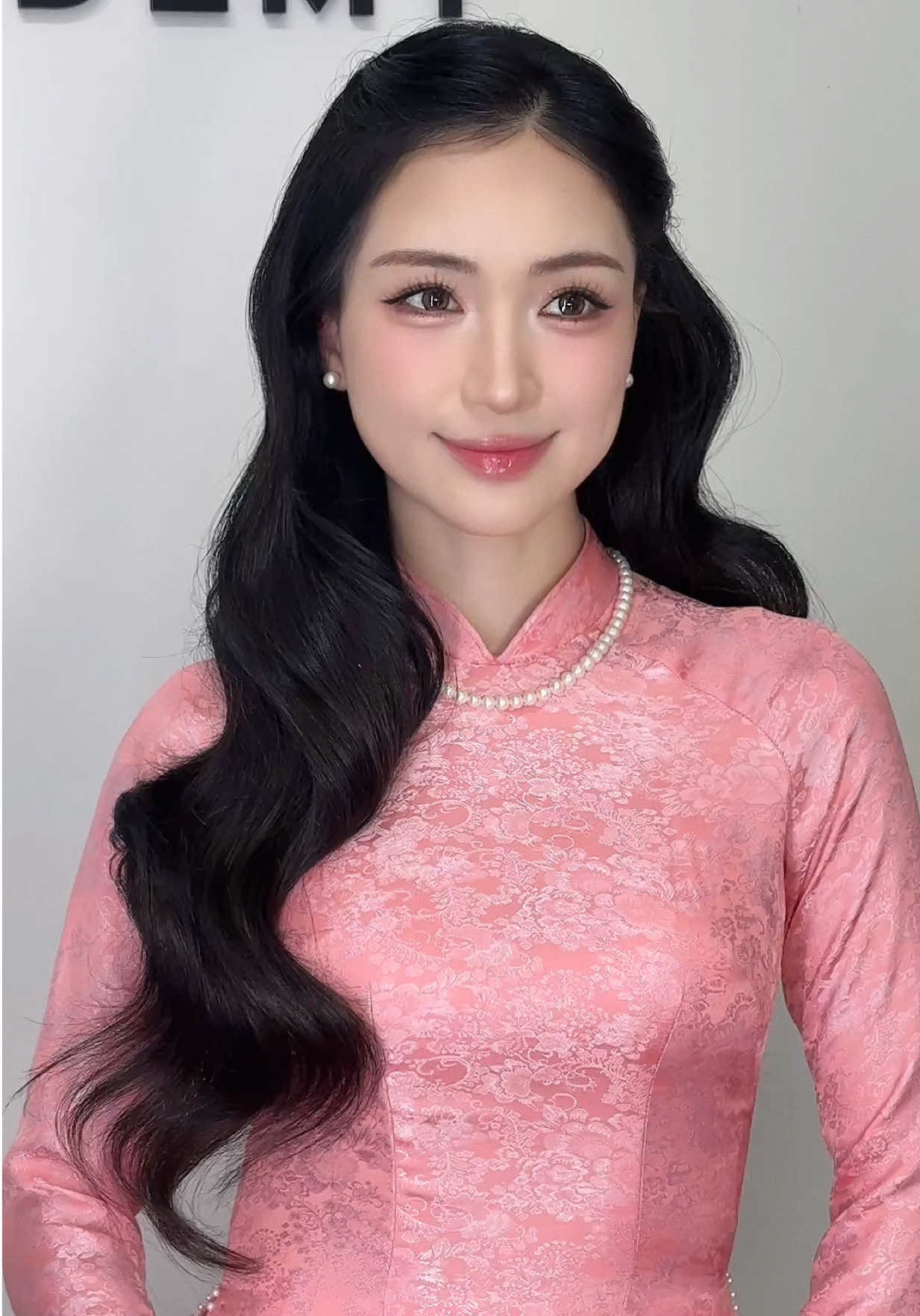 chị @Hoà Minzy tại buổi Premiere phim Mưa Đỏ 🇻🇳✨❤️  Makeup • @PhuongKoimakeup Hairstyle • Nhi Gia Nguyen  #hoaminzy #hoaminzy_rose #vietnam #muado #phimmuado 