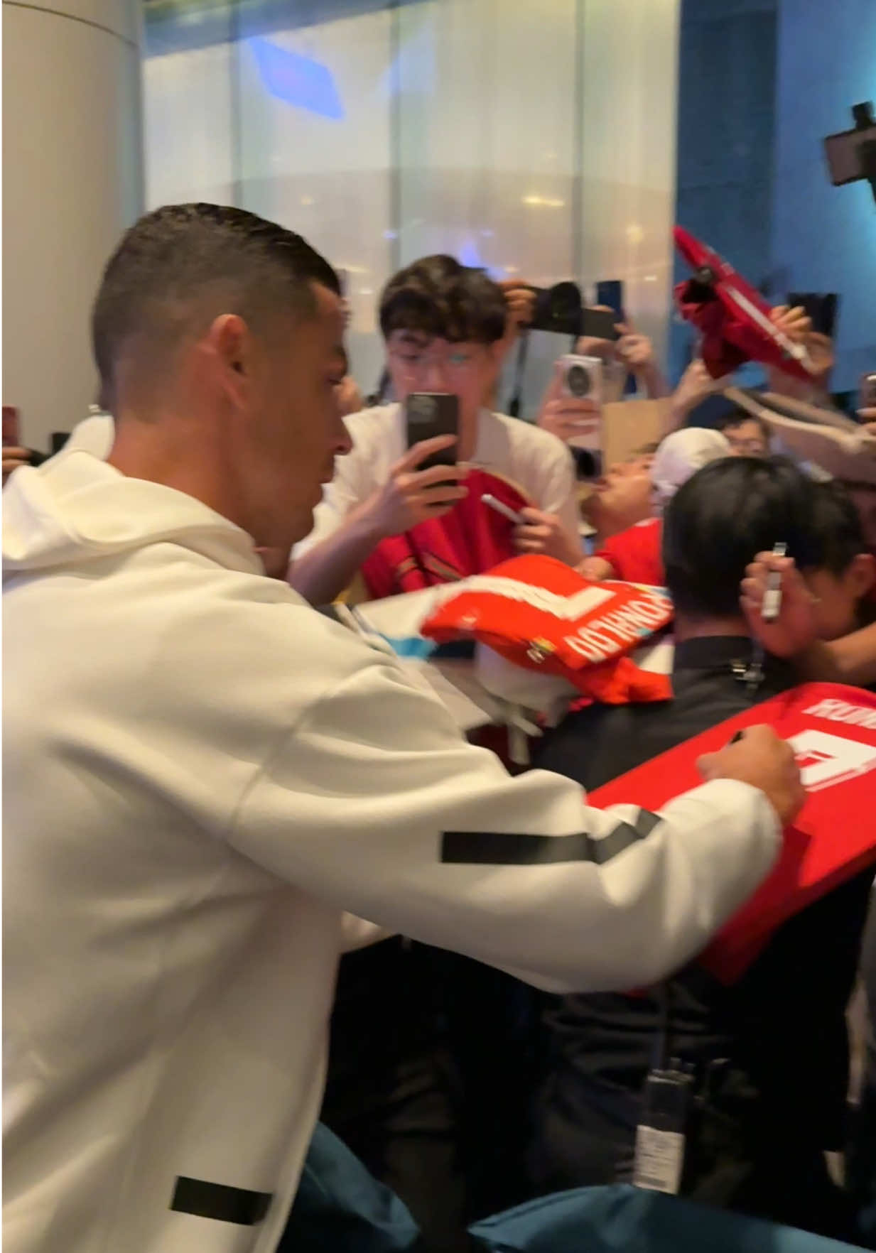 #Ronaldo’s signing for his fans in Hong Kong 🐐 #fyp #alnassr #النصر #foryoupage 