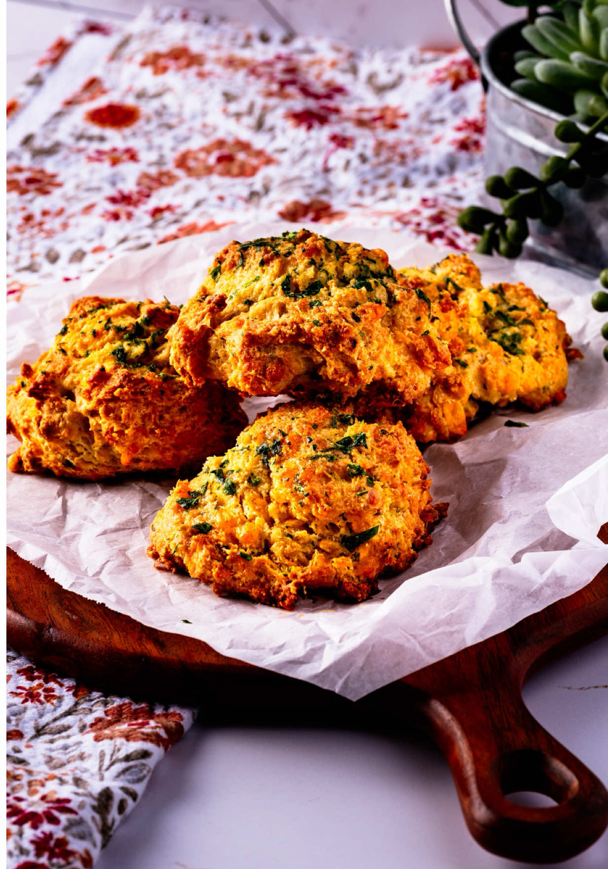 Easy, 20 minute Cheddar Bay Biscuits! These easy to make, cheesy biscuits are the perfect side dish for any dinner recipe! They taste amazing and can be made in less than 20 minutes! Let me know if you’d like the full recipe! #cheddarbaybiscuits #biscuits #EasyRecipes #dinnerrecipes 