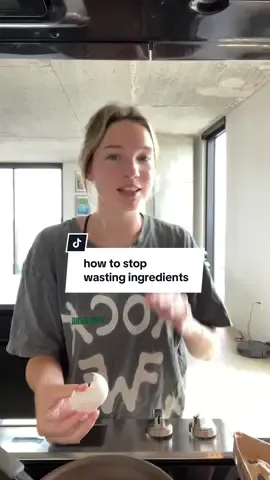 your sign to throw your extra veggies in an omelet this week 🥬🍳🌶️ #zerowaste #zerowasteliving #cookwithme #EasyRecipe #weeknightmeals 