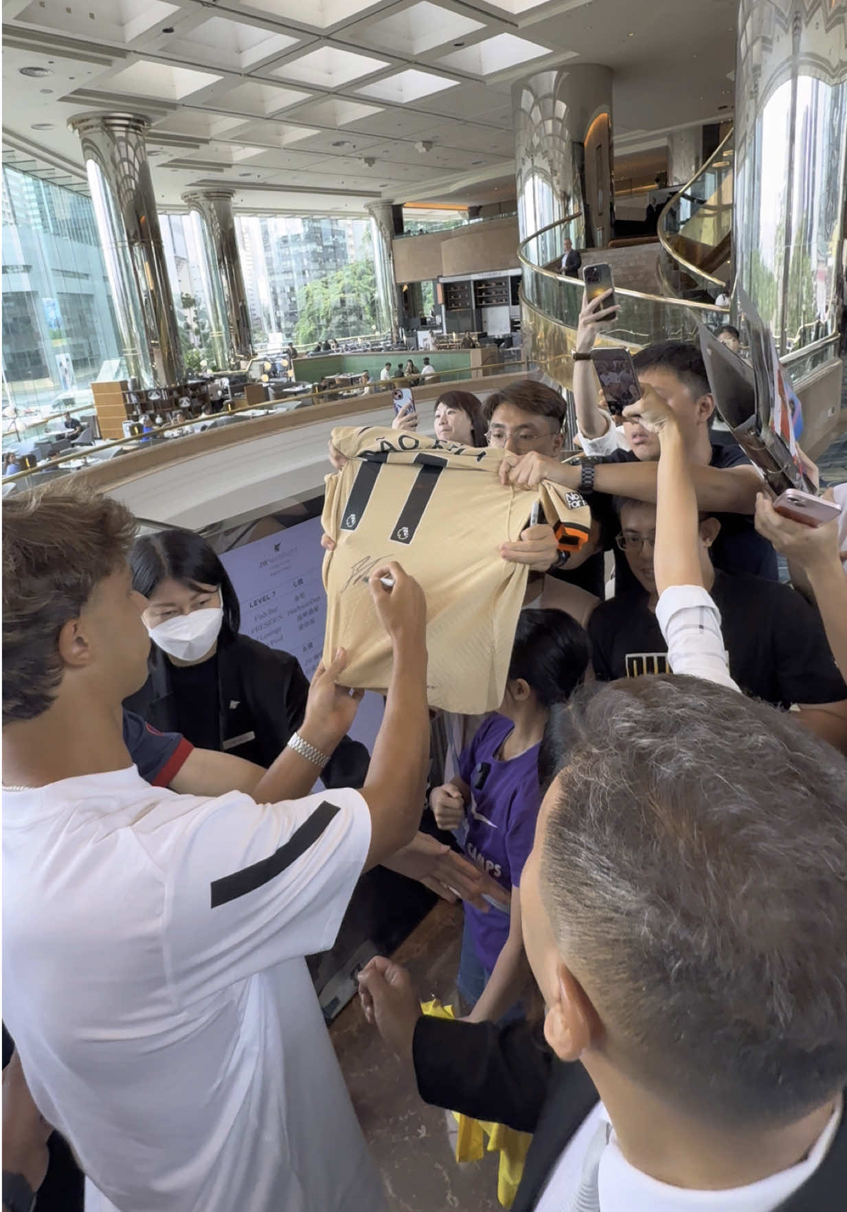 João’s signing for his fans in Hong Kong 💛 #fyp #alnassr #النصر #foryoupage 