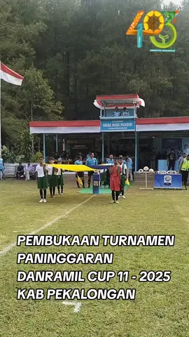 Danramil Paninggaran Cup 11 Dibuka, PSP Menang 3–0 di Laga Perdana PEKALONGAN – Turnamen sepak bola Danramil Paninggaran Cup 11 resmi dibuka di Stadion Krida Muda Mandiri, Desa Panumbangan, Kecamatan Paninggaran, Senin (18/8/2025). Pembukaan dilakukan oleh Dandim 0710/Pekalongan Letkol ARM Ihalauw Garry Herlambang, S.Sos, disaksikan Wakil Bupati Pekalongan Sukirman, Danramil Paninggaran Kapten Inf Budi Harto, Ketua Askab PSSI Pekalongan Andi Susanto, SH, serta para kades se-Kecamatan Paninggaran. Dalam sambutannya, Dandim menekankan olahraga sebagai sarana persatuan dan pencarian bakat lokal. Wakil Bupati Sukirman berharap turnamen berjalan aman, sportif, dan melahirkan pesepakbola berbakat yang bisa membanggakan Kabupaten Pekalongan. Laga perdana mempertemukan PSP Paninggaran melawan PSGS Gunung Surat. Pertandingan berlangsung sengit namun PSP tampil dominan dan menang telak 3–0. Ribuan penonton memadati stadion, sementara aparat Polsek dan Koramil Paninggaran turut menjaga keamanan jalannya turnamen. Ketua Askab PSSI Pekalongan, Andi Susanto, SH, menyampaikan apresiasinya. “Turnamen Danramil Cup selalu ditunggu masyarakat Paninggaran. Semoga menjadi wadah pembinaan pesepakbola muda sekaligus mempererat silaturahmi antarwarga,” ujarnya. Turnamen ini akan berlangsung beberapa pekan dengan melibatkan klub-klub desa se-Paninggaran. Ajang ini disponsori oleh Sapta Cell Karanganyar dan Dexanet Internet WiFi, serta diharapkan menjadi wadah lahirnya generasi pesepakbola lokal berkualitas.