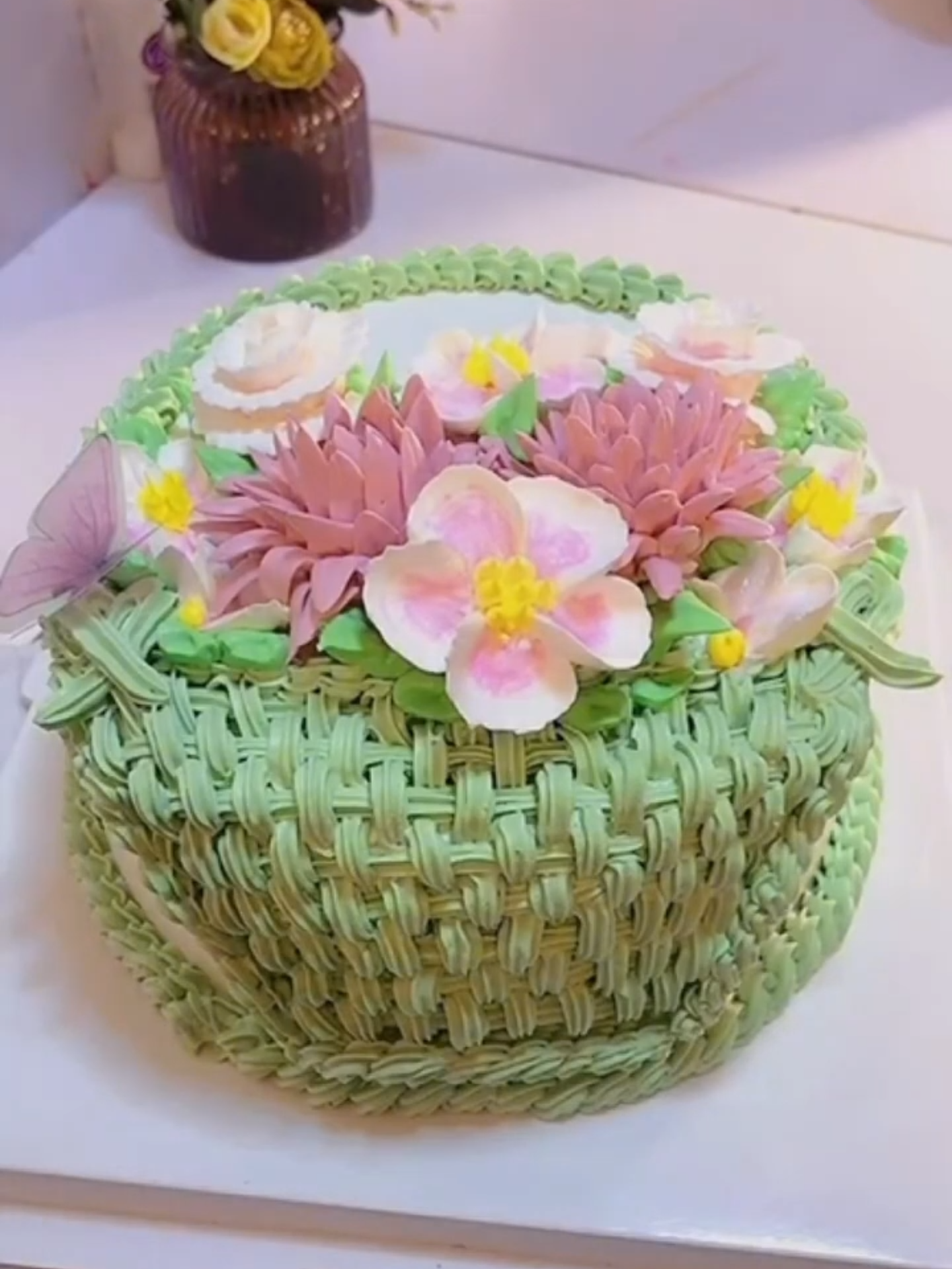 pastel decorado con un ramo de flores en canasta #cake #cakedesign #pastel #bolo #cumpleaños #birthday #cakedesigner #cakeartist #fiesta #decoraciondepasteles #pasteleria