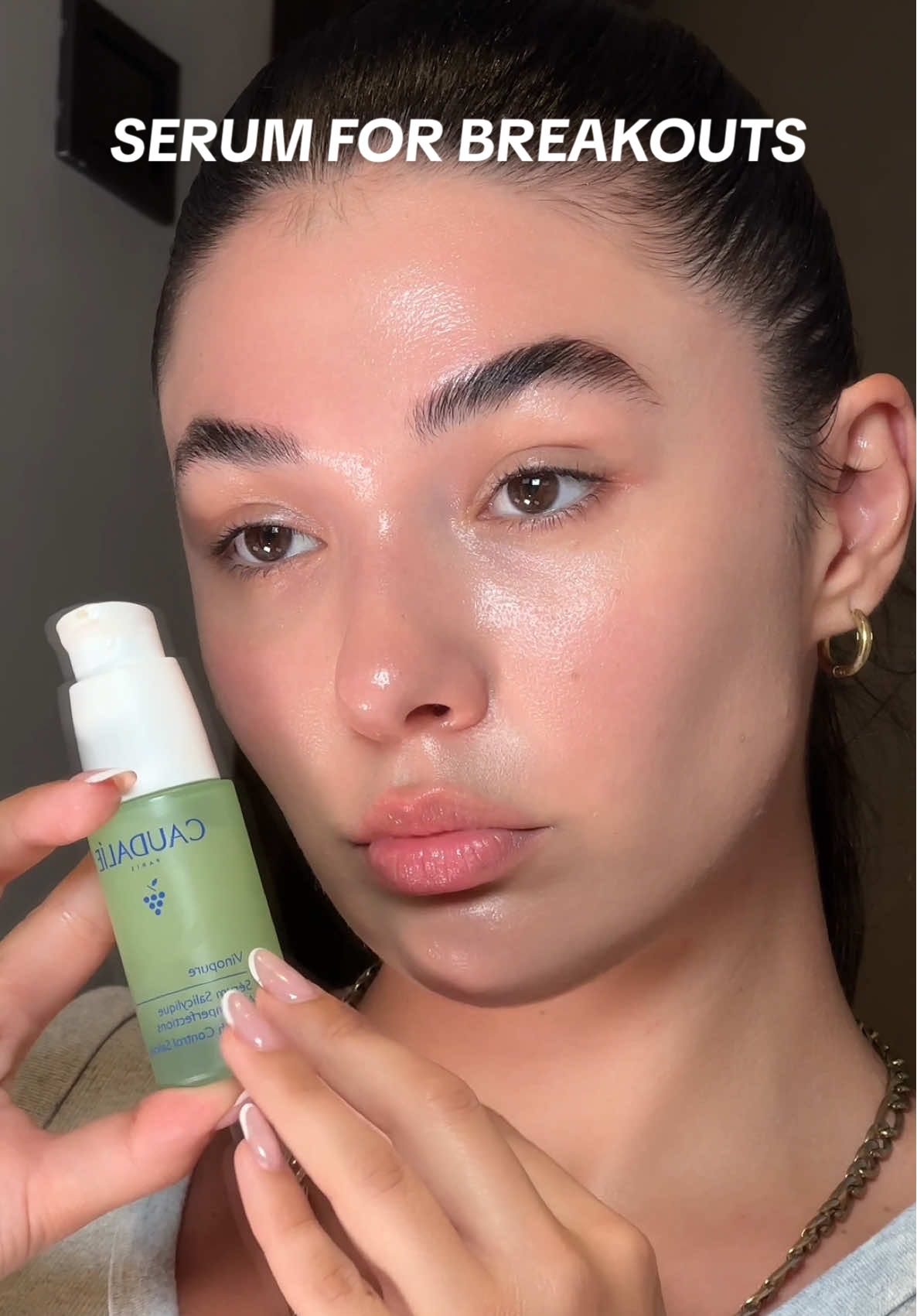 The Vinopure Serum from @Caudalie has been my ride-or-die for over three years & they’ve reformulated it make it even better👀✨ It’s packed with BHA and PHA to gently exfoliate, unclog pores, fight blemishes & give that smooth, fresh skin we all want. This is one of those products I never overthink because I know it works ad Now available at @Sephora UK #skincare #caudalie #vinopure #breakouts 
