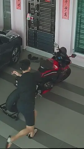 What will gonna happen when you trying to unload your bike from a paddock stand without careful？当你从起车架放下你的摩托时候如果不当心会怎么样😂😂#funny#bike#cbr650r 