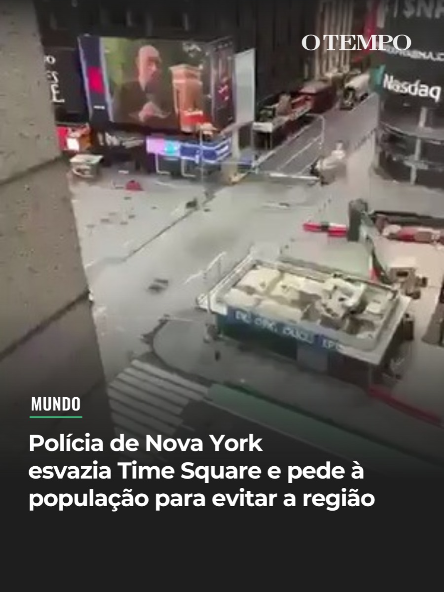 EUA - A Times Square, em Nova York, foi parcialmente interditada nesta segunda-feira (18) por causa de uma investigação policial em andamento, após uma possível ameaça de bomba. O Departamento de Polícia da cidade orientou moradores e turistas a evitarem a região da Rua 43 Oeste com a 7ª Avenida, em Manhattan. De acordo com as autoridades, dois quarteirões da Sétima Avenida, entre as ruas 42 e 44, foram fechados ao tráfego. Imagens aéreas mostram viaturas e equipes de emergência no local, que costuma estar lotado de pedestres e veículos em dias úteis. Trabalhadores de um edifício localizado na área bloqueada foram orientados a se manter longe das janelas e muitos se concentraram no saguão do número 3 da Times Square. Até o momento, a polícia não deu mais detalhes sobre a ocorrência. #eua #newyork #mundo #fyp #police