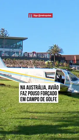 Um #avião de pequeno porte foi fez um pouso forçado em um campo de #golfe em #Sydney, na Austrália, nesse domingo (17/8) após a #aeronave perder potência. Os dois tripulantes, um instrutor e um piloto em treinamento, escaparam com ferimentos leves e ninguém no clube de golfe Mona Vale ficou ferido. A mídia local noticiou que o avião estava participando de um voo de treinamento e que o piloto em treinamento estava operando a aeronave no momento do acidente. Áreas do campo de golfe permaneceram fechadas nesta segunda-feira (18/8), de acordo com a mídia local. #TIkTokNotícias 🎥 Seven Network