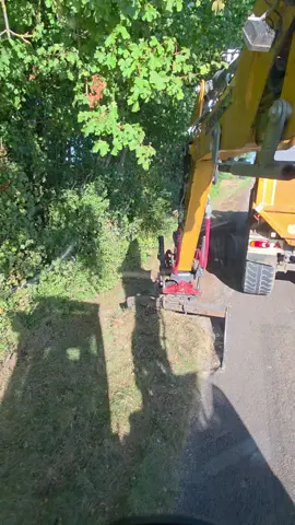 Dérasement accotement sur la commune de joux la ville #derasement #liebherr #rototilt @Carole 🌺 @loulou44 
