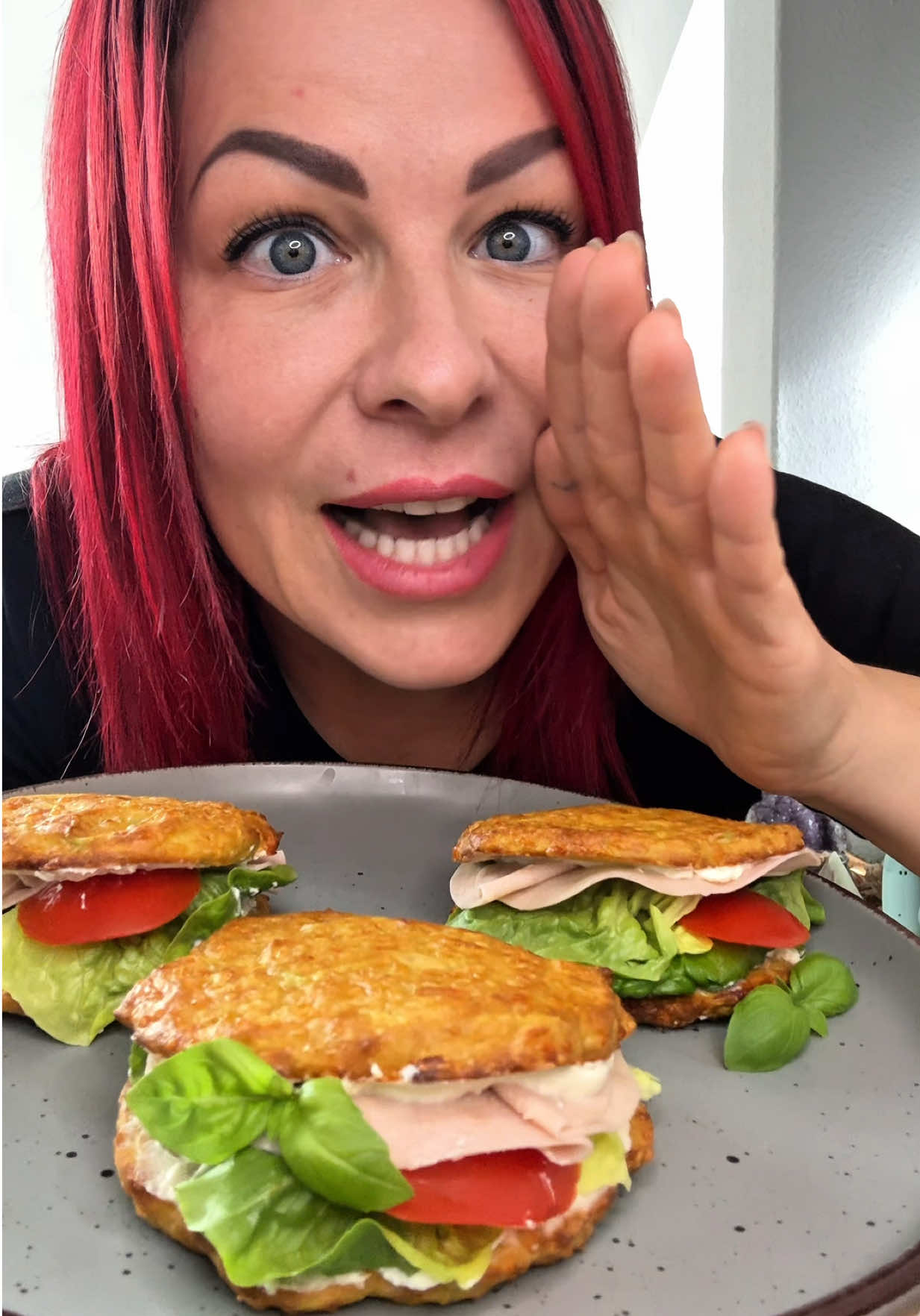 🥑Keto-Avocado-Brötchen  📦 Zutaten (für ca. 6 Brötchen):  - 1 reife Avocado (ca. 150 g Fruchtfleisch)  - 2 Eier (Größe M)  - 80–100 g geriebener Käse (z. B. Gouda, Cheddar oder Mozzarella)  - 1 TL Backpulver (optional, für mehr Lockerheit)  - 1/2 TL Salz  - 1/2 TL Knoblauchpulver (optional)  - 1/2 TL Paprikapulver oder Oregano (für extra Aroma) ---  👨‍🍳 Zubereitung:  1.  Avocado vorbereiten – Avocado halbieren, entkernen, Fruchtfleisch herauslöffeln und in einer Schüssel mit einer Gabel fein zerdrücken.  2.  Masse verrühren – Eier, Käse, Salz und Gewürze zur Avocado geben. Alles gut miteinander vermengen, bis eine dicke, cremige Masse entsteht.  3.  Brötchen formen – Ein Backblech mit Backpapier oder Silikonmatte auslegen. Mit einem Löffel kleine Häufchen (ca. 2 EL pro Stück) darauf setzen.  4.  Backen – Im vorgeheizten Ofen bei 180 °C (Umluft 160 °C) ca. 20 - 25 Minuten backen, bis die Brötchen goldbraun sind.  5.  Abkühlen lassen – Kurz abkühlen lassen, damit sie etwas fester werden. A Außen leicht knusprig, innen fluffig. ---  ✨ Tipp:  Wenn du sie noch „brotiger“ willst → 1–2 EL Mandelmehl oder Kokosmehl unterrühren.  Für extra Protein → 1 EL Flohsamenschalen einarbeiten (macht die Konsistenz stabiler).  ---  📊 Nährwerte pro Brötchen (bei 6 Stück, mit 90 g Käse):  Kalorien: ca. 120 kcal Fett: 9 g Protein: 6 g Netto-Kohlenhydrate: 1,5 g  @Nicol 𓆉  -- unfassbar lecker 🥰 No words needed, das muss nachgemacht werden  #avocado #brötchen #keto # lowcarb #healthy #loveeataria 