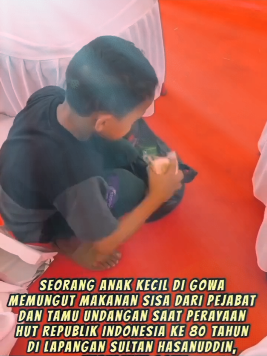 Dengan Senyum yang Imut dia Mengumpulkan Sisa Makanan itu 👨🩵💕