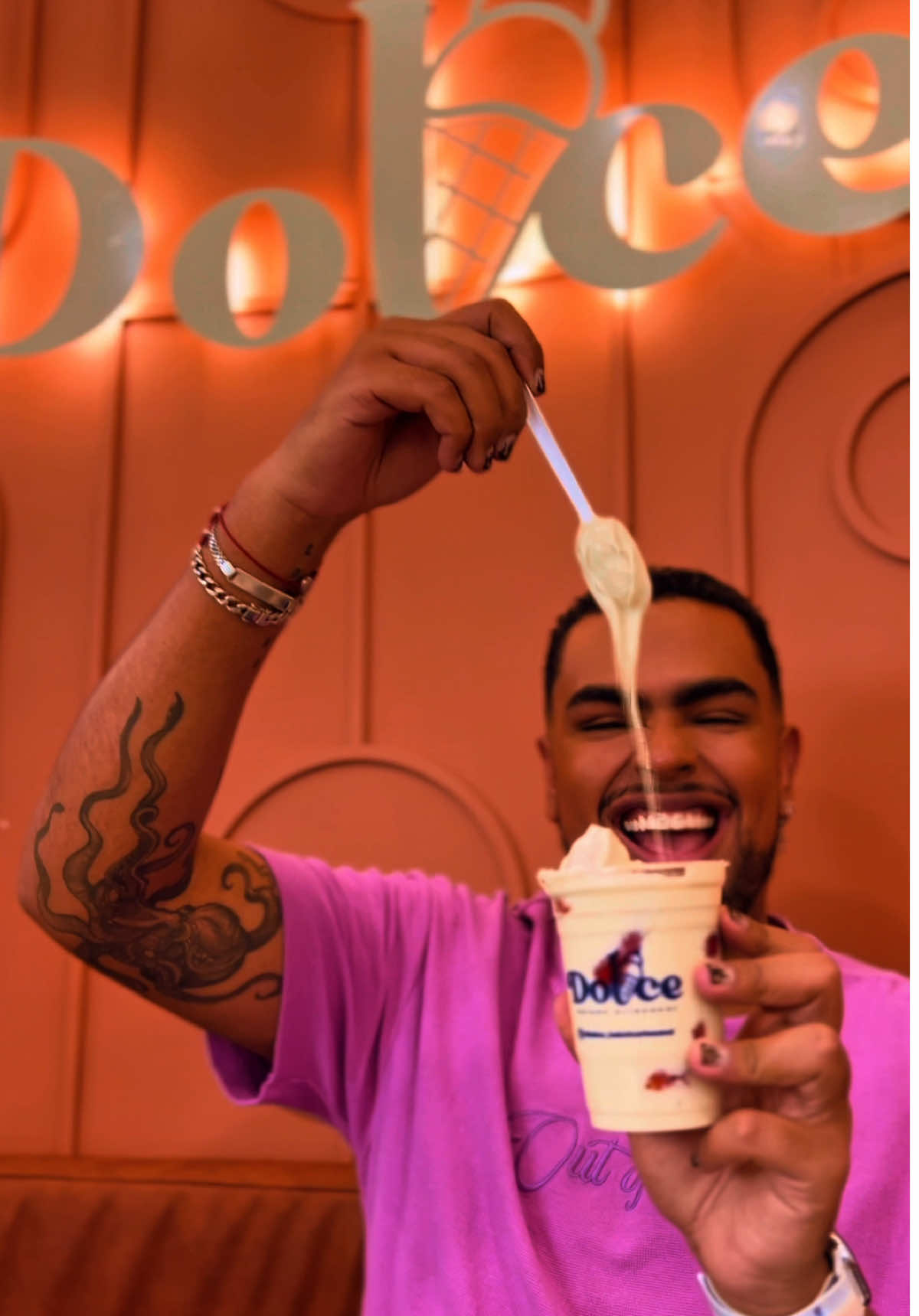 Nueva y espectacular Gelateria en la ciudad 😱🍦🍓 Con fresas gigantes bañadas en sus fuentes de chocolate negro o blanco! Tienen que ir a probarlas yo sé que les va a encantar 😍🍫 @dolce_heladoartesanal  📍cc. Diverplaza - Bogotá📍 #heladeriaartesanal #heladeria #heladería #gelateria #fresasconchocolate🍓🍫       