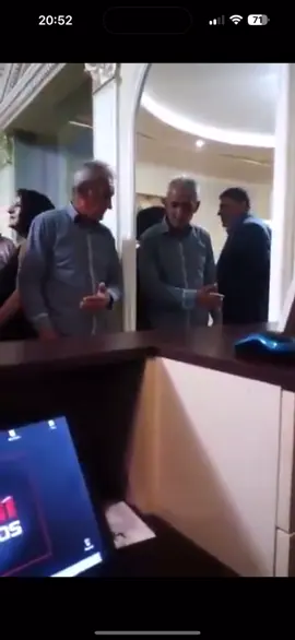 So drunk he wants to pick a fight with his own reflection 😂😂😂 #funny #boozetiktok #drunk 