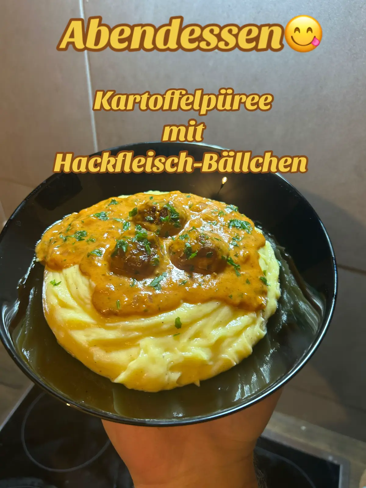 ✨Kartoffelpüree mit Hackfleisch-Bällchen✨ Zutaten: 1,2 kg Kartoffeln 500g Hackfleisch  3 kleine Zwiebeln 1-2 Zehen Knoblauch  200ml Sahne 2El Tomatenmark  250ml Wasser  2El Gemüsebrühe Etwas Petersilie  Speisestärke oder hellen Saucenbinder Eine Flocke Butter  Einen Schuss Milch  Gewürze: Salz  Pfeffer Paprika Knoblauchpulver Zwiebelpulver Chilli Muskatnuss  #abendessen #kartoffelpüreemitsoße #EasyRecipe #🥔 #hackfleischbällchen 
