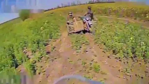 Operador ucraniano grava com um FPV um soldado russo sacrificando seu “amigo” #ucrania #kamikaze #drone 