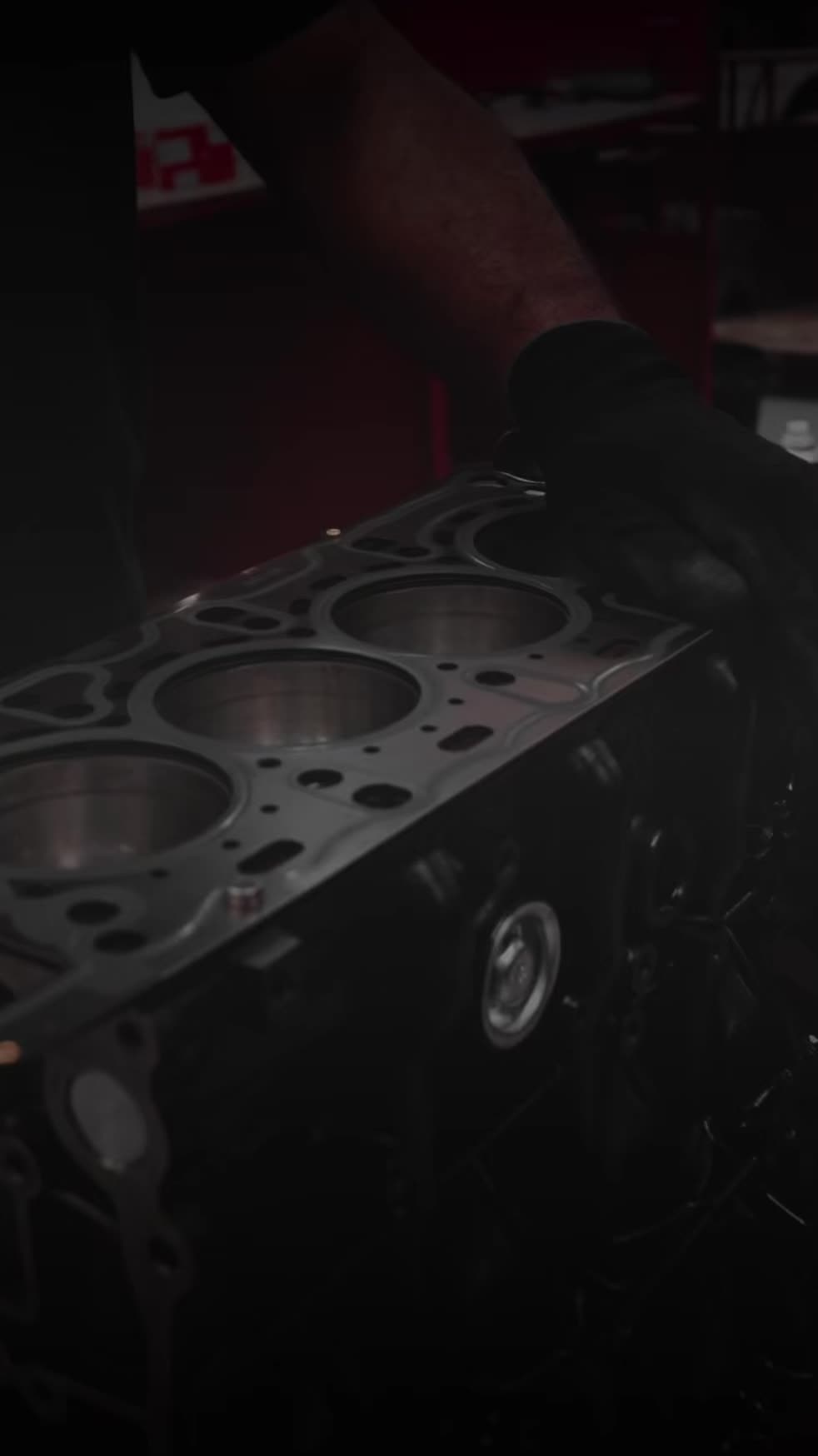 🔧 Montar um motor não é só seguir etapas. É devolver potência, equilíbrio e confiança. Na Rei dos Motores, cada motor que passa por aqui é prova de que nada precisa acabar quebrado. Desmontar, analisar, corrigir, alinhar... Dá trabalho? Dá. Mas o resultado vale cada minuto. 🚗 Com o motor é assim. Com a vida também. O segredo não é nunca falhar — é saber voltar melhor. #ReiDosMotores #RetíficaComPropósito #MontagemComCuidado #PotênciaQueVolta #MotivaçãoDeOficina #NuncaDesista