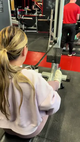 Carmen with a back session.. always gives it her best! Light weight tonight as she has a shoulder injury but still smashed her PT session as usual! Finished on Ab work! 💪🏽👏💕#newcastle #gym #personaltrainer #girlswholift #girls 