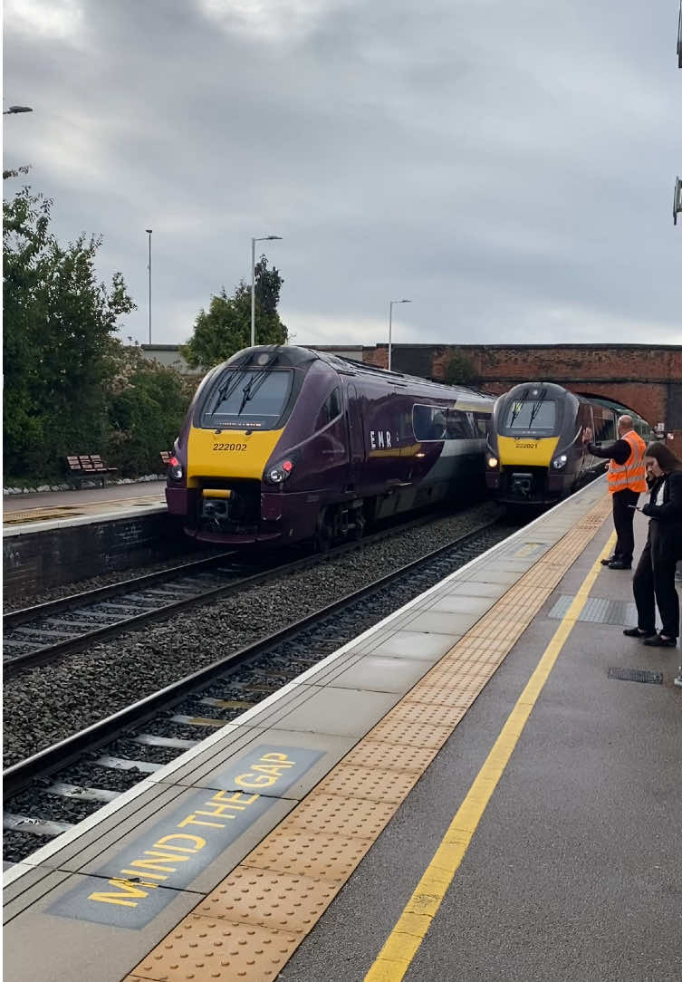 Two EMR Class 222 Meridians! No. 222022 departs southbound for London St Pancras while No. 222021 arrives northbound for Nottingham. #trainspotting #class222 #meridian #emr 