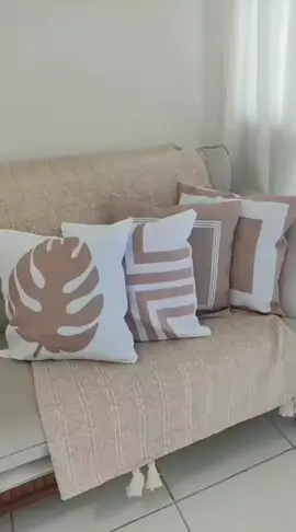 Confira Kit Com 04 Capas Para Almofadas Decorativas Ideal Para Decoração de Quarto e Sala com Zíper com 56% de desconto! LINK DO PRODUTO NO COMENTÁRIO  #shoppe #sofisticação #luxo #sala #casa 