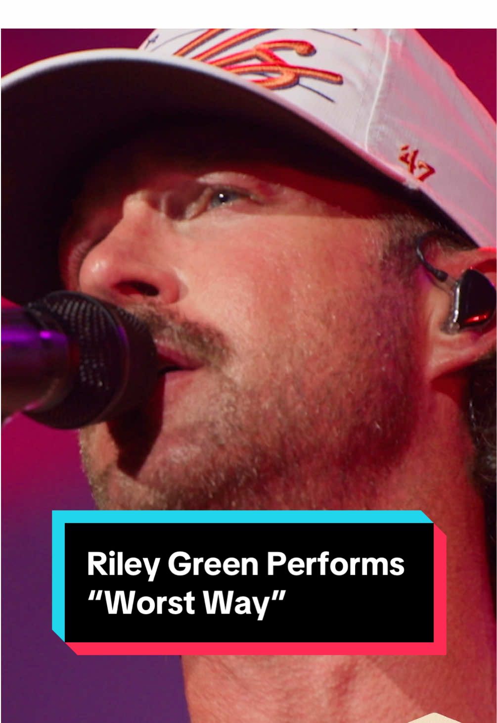 Live from the #DamnCountryMusicTour it's #WorstWay 😍 Watch #RileyGreen's #CMTOnTheRoad episode at the link in our bio! #countrymusic 