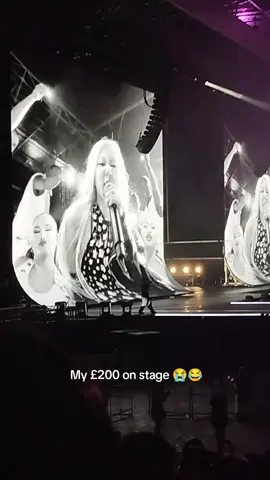 @ROSÉ bringing back the camera lick. Truly honoured 😂😭🩷🖤 #blackpinkinyourarea #roses_are_rosie  #fyp  #rosie 
